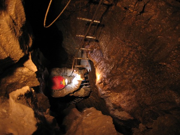 Лесенка современная, изготовлена Костей Мухиным, под эту пещеру